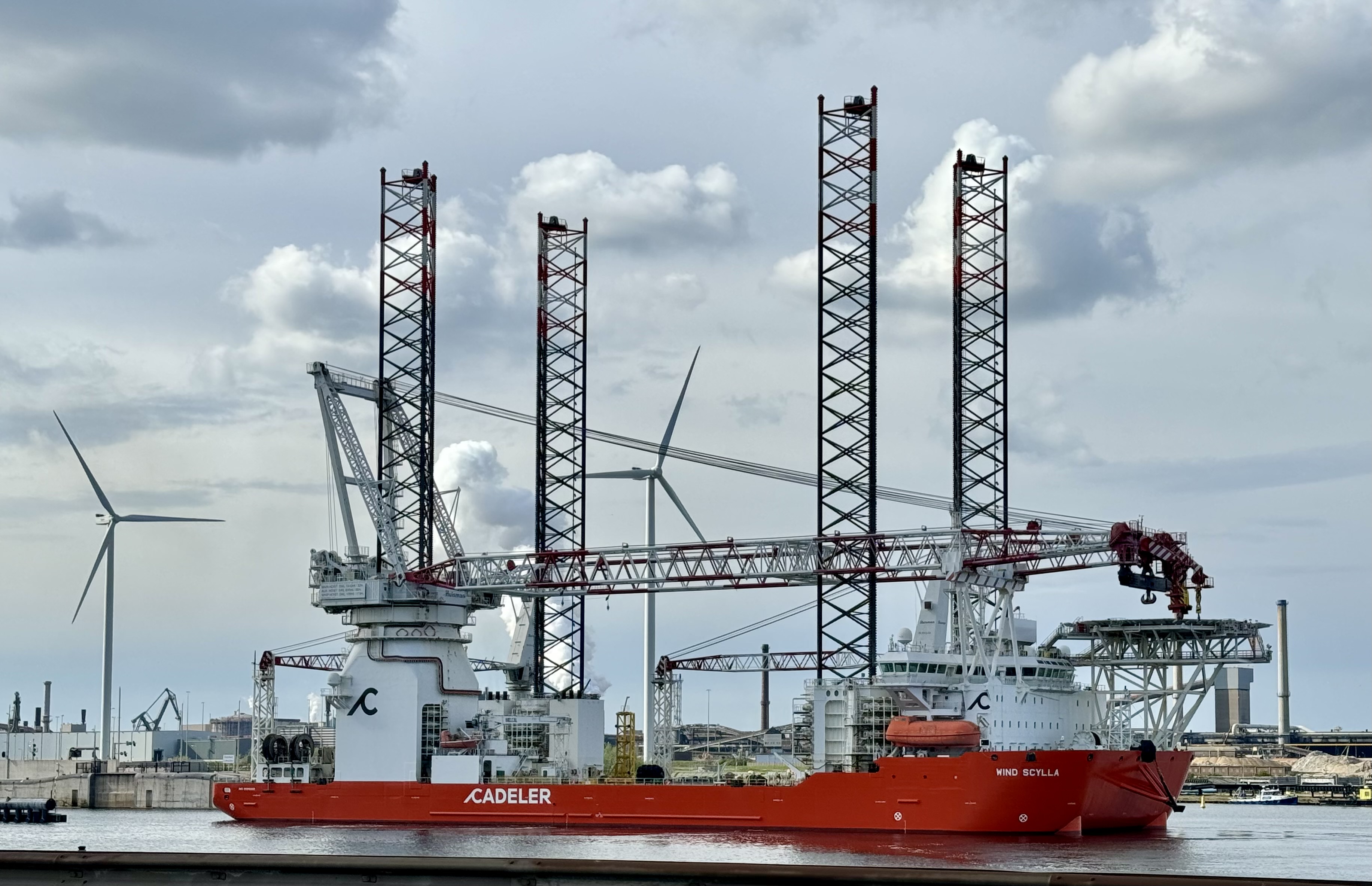 Ein Schiff kurz vor dem EInlaufen in die Seeschleuse IJmuiden