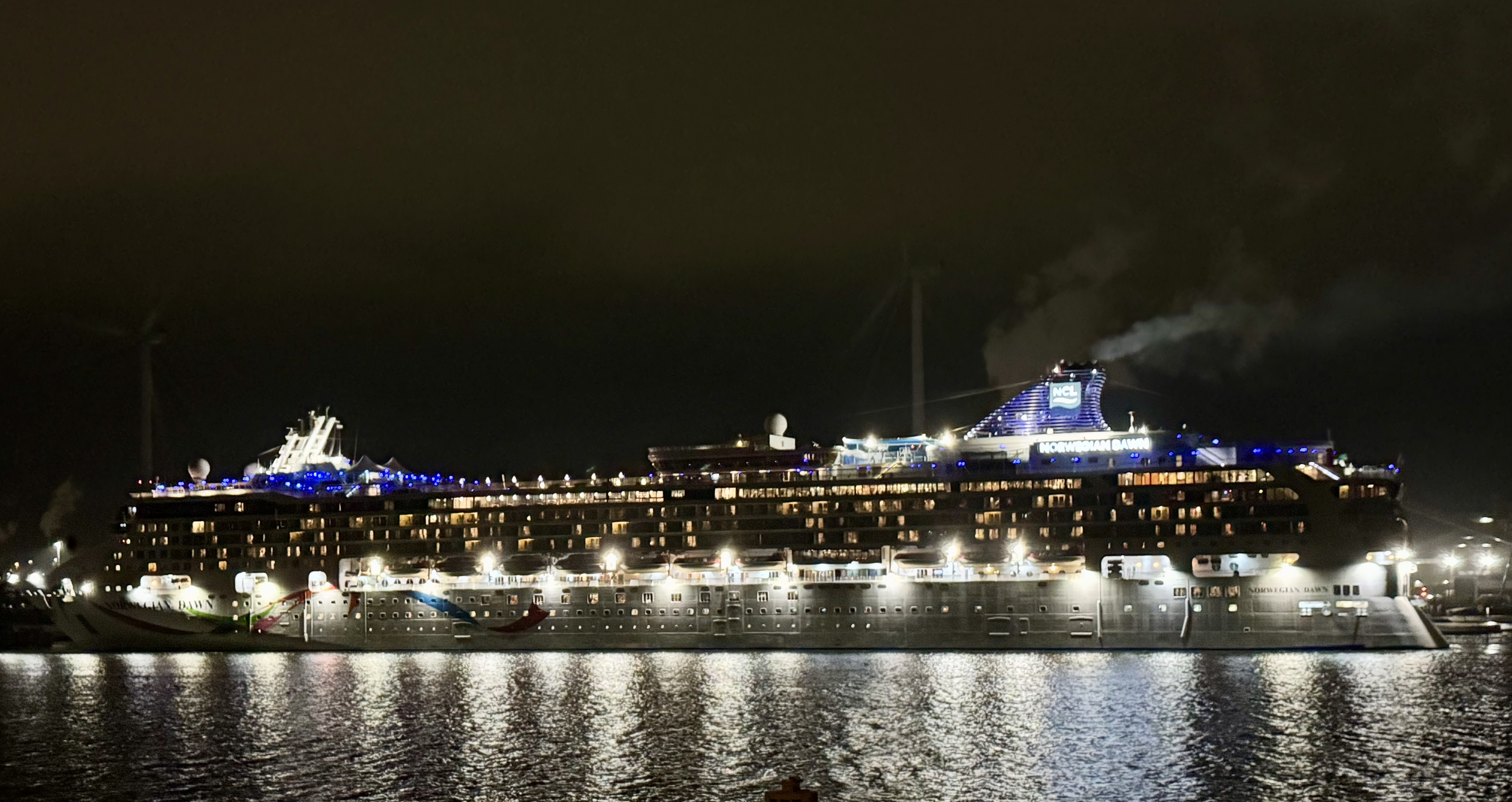 Vorbeifahrendes beleuchtetes Kreuzfahrtschiff